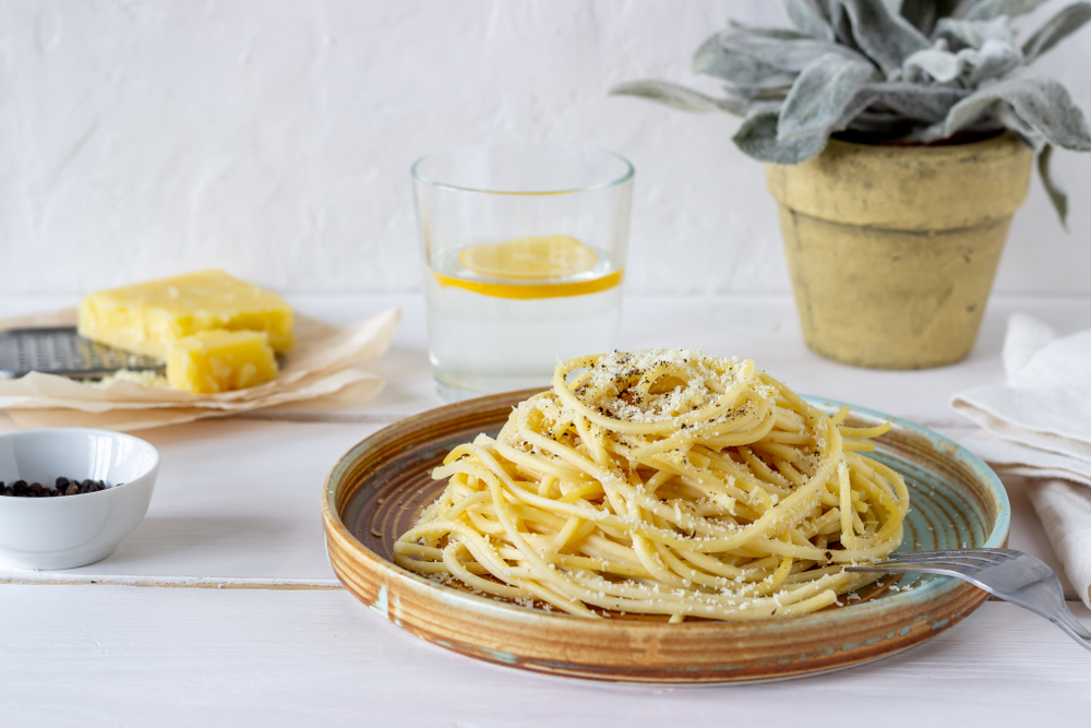 Μακαρονάδα cacio e pepe