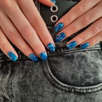 Denim nails: Η τάση στα νύχια που θα είναι παντού αυτήν την άνοιξη