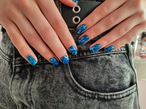 Denim nails: Η τάση στα νύχια που θα είναι παντού αυτήν την άνοιξη