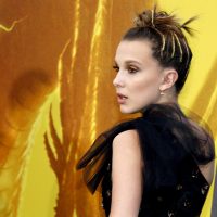 Millie Bobby Brown: Έκανε το χαρακτηριστικό ’90s σινιόν της Pamela Anderson