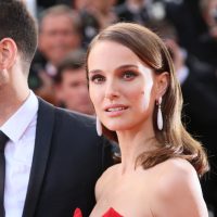 Natalie Portman: Στην Εβδομάδα Μόδας στο Παρίσι με το πιο κομψό σινιόν