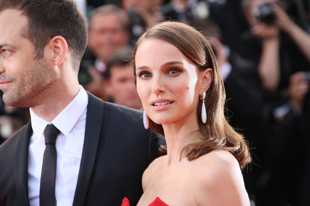 Natalie Portman: Στην Εβδομάδα Μόδας στο Παρίσι με το πιο κομψό σινιόν