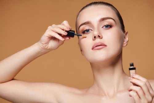 Concealer: Το τρικ μιας celebrity makeup artist για να μη «σπάει»