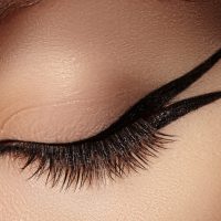 Fishtail eyeliner: Η τάση που θα αλλάξει τον τρόπο που φοράτε το eyeliner